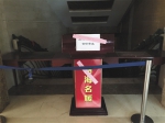 1月16日，北京京仪大酒店一层通往丽海名媛俱乐部的下沉楼梯被桌子拦住。 - News.Sina.com.Cn