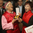 国民党主席洪秀柱（前排右）颁赠华夏三等奖章和奖状感谢94岁老奶奶赵王秀琴（前排左）捐助党费，令她笑开怀 - News.Sina.com.Cn