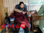 夜奔500多公里达到安徽六安后，康惠明老师给当地患者献了300毫升熊猫血。 - News.Sina.com.Cn
