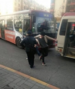 男子公交上指认小偷被拉下车群殴 公安立案 - News.Sina.com.Cn