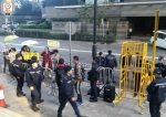 支持及反对警员的两批人在庭外示威，互相指责 - News.Sina.com.Cn