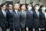 媒体：警察入狱占中者笑了 可香港未来呢？ - News.Sina.com.Cn
