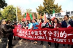 去年10月，米兰侨界举行示威，抗议米兰市议会授予达赖喇嘛荣誉市民称号。图片来自意大利新闻网 - News.Sina.com.Cn