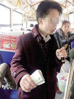 昨日，一男子在公交车上用麦克风高声唱歌。本报记者 雷键 摄 - News.Sina.com.Cn