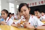 从奶源到课间实现全程可溯 乳业龙头蒙牛致力让学生喝上“放心奶” - Sichuan.Scol.Com.Cn