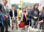 　　罗冠聪（左二），刘小丽（左三），姚松炎申请法援被拒后上诉高院被驳回。（资料图片） - News.Sina.com.Cn