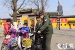 　　麦克体验城管工作，将广场上的自行车摆放整齐 - News.Sina.com.Cn