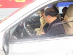 李师傅一家外出将狗放在副驾驶座上。 - News.Sina.com.Cn