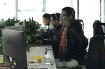 成都一公司办公室在装修 员工戴防毒面具工作：“好惨” - Sichuan.Scol.Com.Cn