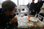 朋友圈刷屏“老人带曾孙住院” 来了一堆“妈”捐了10多万 - Sichuan.Scol.Com.Cn