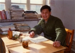 1983年，在河北正定办公室里的习近平。 新华社发 - News.Sina.com.Cn