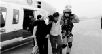 获救船员被扶下直升机。 - News.Sina.com.Cn