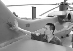 飞行员张浩能飞多种机型，这是2014年9月10日，他在飞行前检查心爱的战鹰。 - News.Sina.com.Cn
