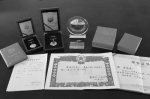 2017年1月22日，整理烈士遗物时，飞行员张浩的部分奖章证书被整齐地摆放在桌上。 - News.Sina.com.Cn
