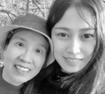 女孩和养母在一起 - News.Sina.com.Cn
