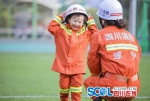 遂宁消防拍亲子照 “异地恋”母女警营圆梦 - Sichuan.Scol.Com.Cn