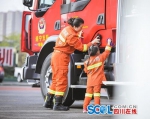 遂宁消防拍亲子照 “异地恋”母女警营圆梦 - Sichuan.Scol.Com.Cn