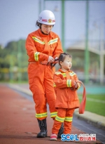 遂宁消防拍亲子照 “异地恋”母女警营圆梦 - Sichuan.Scol.Com.Cn