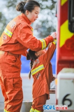 遂宁消防拍亲子照 “异地恋”母女警营圆梦 - Sichuan.Scol.Com.Cn