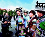 "85后"羌族女代表:带着"云朵上"的民意而来 - 四川日报网