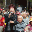 国民党主席洪秀柱9日在屏东火力全开，认为本周中常会上27名中常委联手向她施压，是老一辈不让年轻人参选的一种算计。她呼吁年轻党员勇敢发出怒吼，不能再继续沉默。（图片来源：中评社） - News.Sina.com.Cn