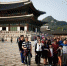 2016年10月，首尔，中国游客在景福宫拍照留念。（路透社） - News.Sina.com.Cn