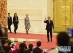 2016年总理记者会，左二为张璐。 - News.Sina.com.Cn
