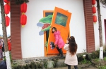 3D墙画吸引游客拍照。梁俊摄影。 - Sc.Chinanews.Com.Cn