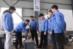 共同研究液压器的升级换代(赵娜娜 摄) - Sc.Chinanews.Com.Cn