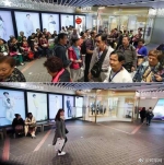 2016年9月21日，中国游客络绎不绝的首尔中区免税店（上图），与3月13日下午的冷清现状形成了鲜明对比。图片：韩联社 - News.Sina.com.Cn