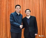16日上午，李红军（左）和许光（右）在全市领导干部会议上握手 - News.Sina.com.Cn