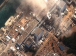 2011年3月14日拍摄的卫星照片显示：日本福岛第一核电站3号反应堆爆炸后冒着浓烟。 - News.Sina.com.Cn