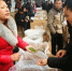 市场内茶商正在洽谈。 图片：峨眉宣提供 - Sc.Chinanews.Com.Cn