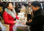 市场内茶商正在洽谈。 图片：峨眉宣提供 - Sc.Chinanews.Com.Cn