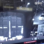 监拍：温州疯狂大货车连续撞击32辆轿车 - News.Sina.com.Cn