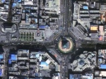 图为西安钟楼，圆盘道路上车辆的行驶方向清晰可辨。 - News.Sina.com.Cn