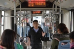 成都大学生公交车演讲“练胆” 每个乘客都是听众 - Sichuan.Scol.Com.Cn