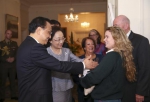 图为澳大利亚总督科斯格罗夫向李克强总理夫妇展示一只7个月大的小袋鼠。 - News.Sina.com.Cn