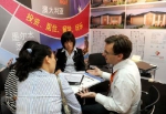 资料图片：几名买家在了解来自澳大利亚一个房产项目的情况。 新华社记者罗晓光摄   - News.Sina.com.Cn