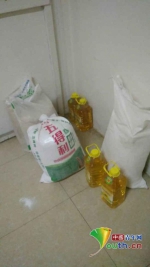 在务工者房间内，放着中建中东公司提供的米、面、油。 - News.Sina.com.Cn