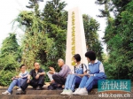 刘昌言(左二)带领学生在三灶万人坟听当地老人讲述当年的情况 - News.Sina.com.Cn