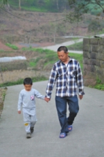 孤独的人生有暖意 富顺孤寡老人收留孤苦父子 - Sichuan.Scol.Com.Cn