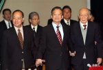 图：温家宝同李政道（左）和朱光亚手握手一同走上主席台 - News.Sina.com.Cn