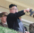 4月14日朝鲜政府发放照片：朝鲜最高领导人金正恩（中）在未名地点观看军事训练。（新华/美联） - News.Sina.com.Cn