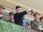 4月14日朝鲜政府发放照片：朝鲜最高领导人金正恩（中）在未名地点观看军事训练。（新华/美联） - News.Sina.com.Cn