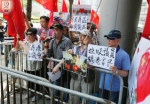 示威人士法院门外举行抗议活动（图片来源：东网） - News.Sina.com.Cn