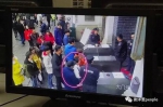 监控视频中，陈振杰（右下）紧贴一名白衣女子，准备行窃。 - News.Sina.com.Cn