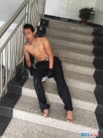 点赞！广汉巡警队员跳河救人后累瘫在楼梯口 - 四川日报网