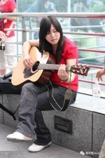 2009年6月，任月丽参加一档选秀节目，在场外候场。受访者供图 - News.Sina.com.Cn