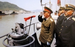 图为刘华清视察中国第一支基洛级常规潜艇部队。 - News.Sina.com.Cn